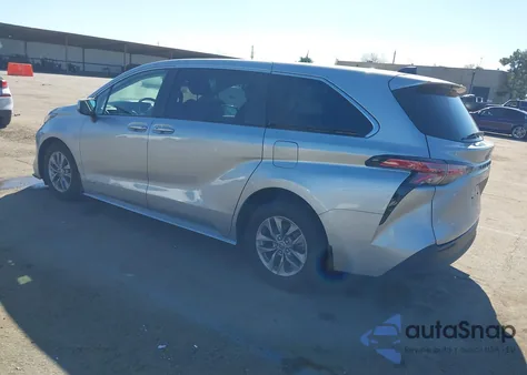 2021 Toyota Sienna Le z USA, uszkodzony, nr VIN 5TDKRKEC0MS054902